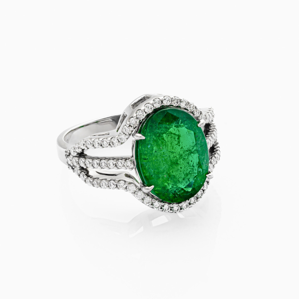 Pierścionek z białego złota ze szmaragdem - 4,50 ct i diamentami - 0,50 ct - próba - 750