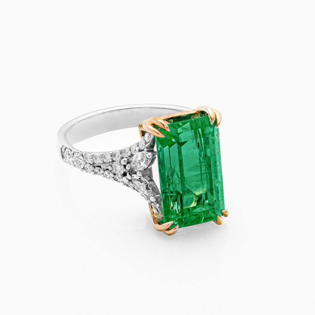 Pierścionek z białego i różowego złota ze szmaragdem - 5,63 ct i diamentami - 0,80 ct - próba 750
