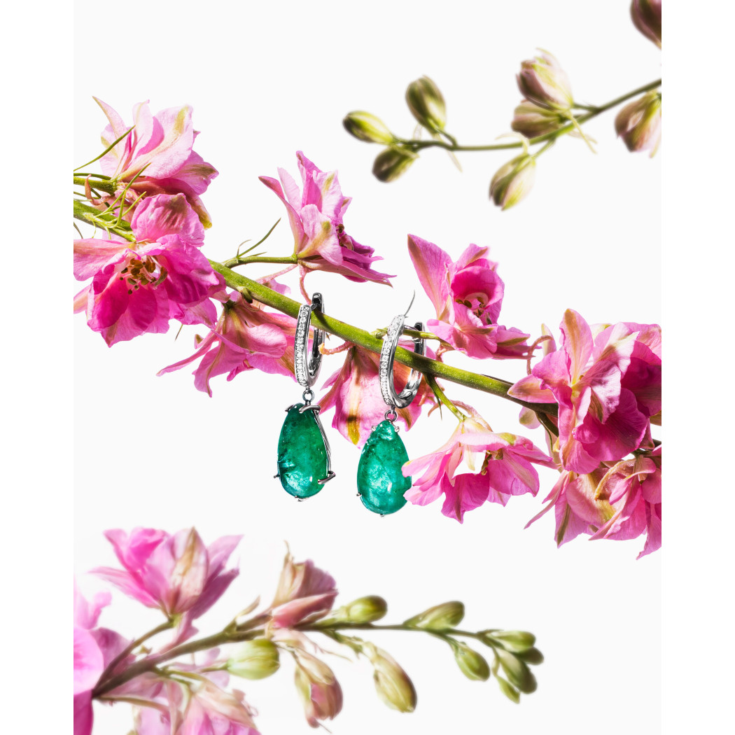 Kolczyki z białego złota ze szmaragdami - 13,72 ct i diamentami - 0,14 ct - próba 750