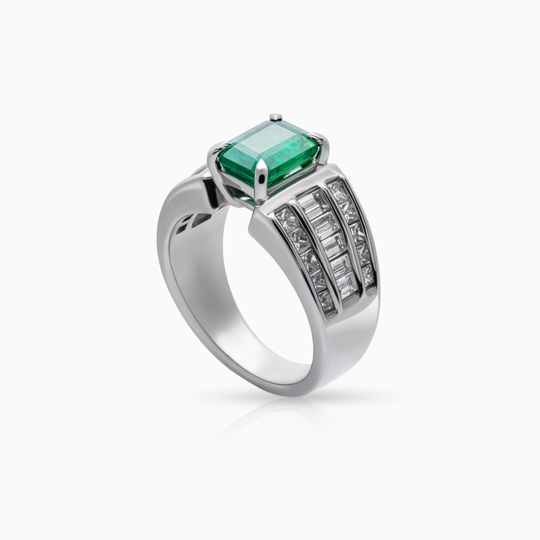 Pierścionek z białego złota ze szmaragdem - 1,71 ct i diamentami - 1,58 ct - próba 750