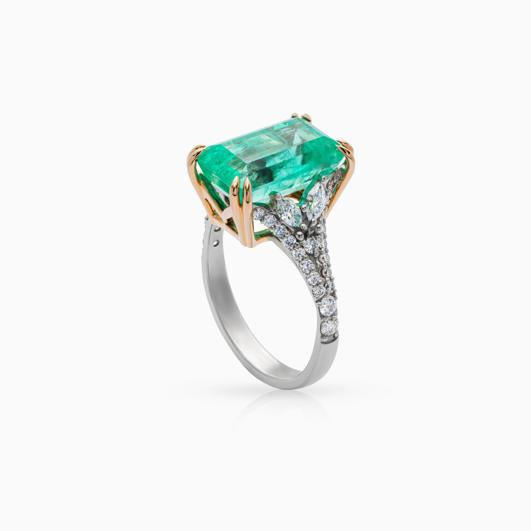 Pierścionek z białego i różowego złota ze szmaragdem - 5,63 ct i diamentami - 0,80 ct - próba 750