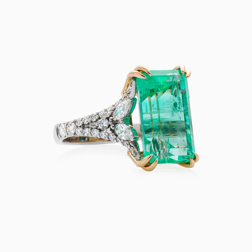 Pierścionek z białego i różowego złota ze szmaragdem - 5,63 ct i diamentami - 0,80 ct - próba 750